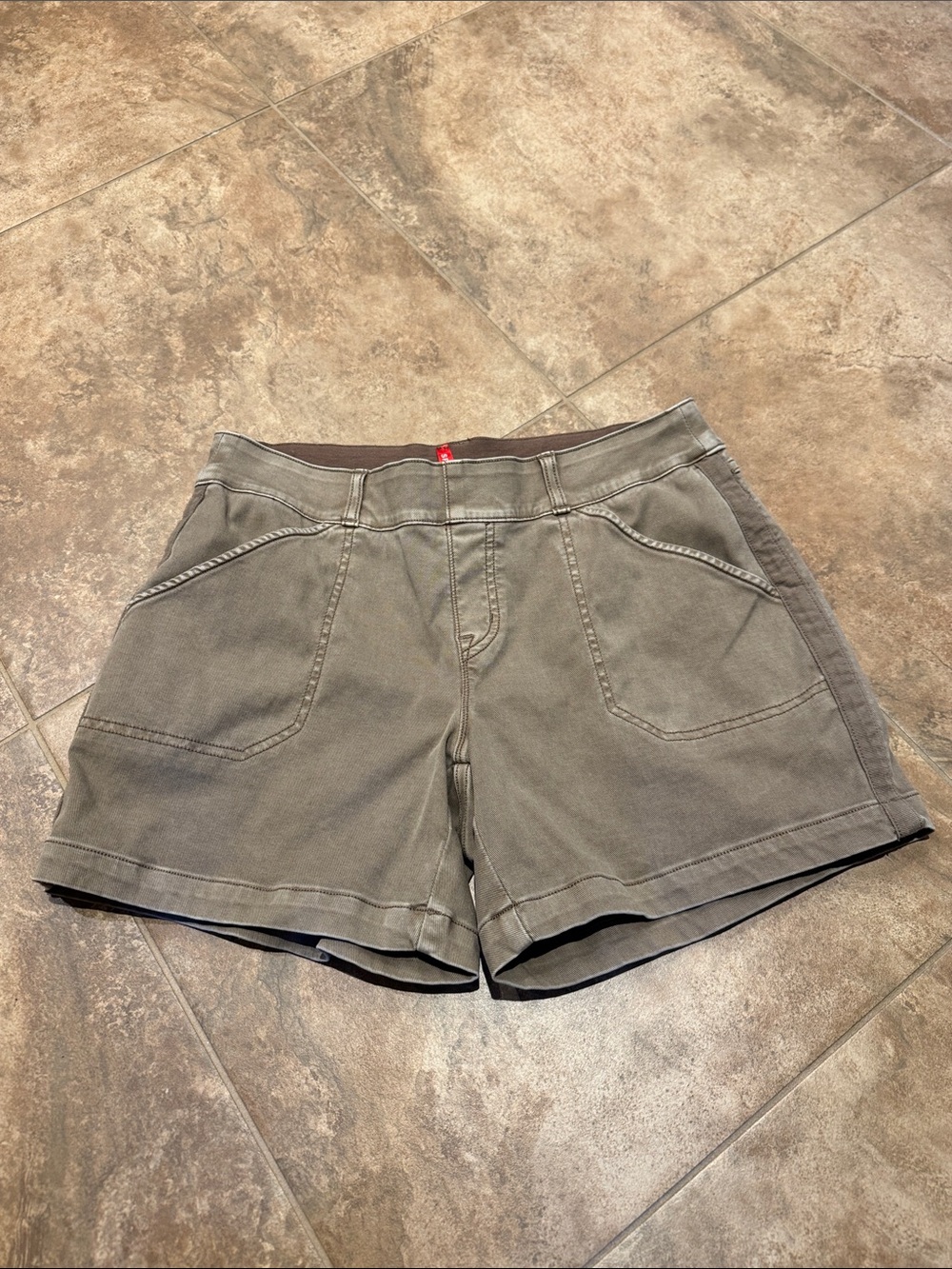 Spanx Twill 5 inch Pull On Shorts—Size Medium